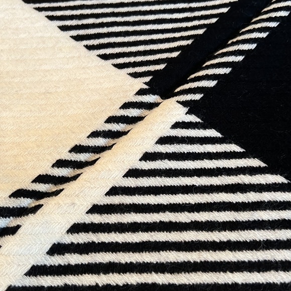 Hugo Boss brand new Will Poncho/Wrap - Picture 5 of 6